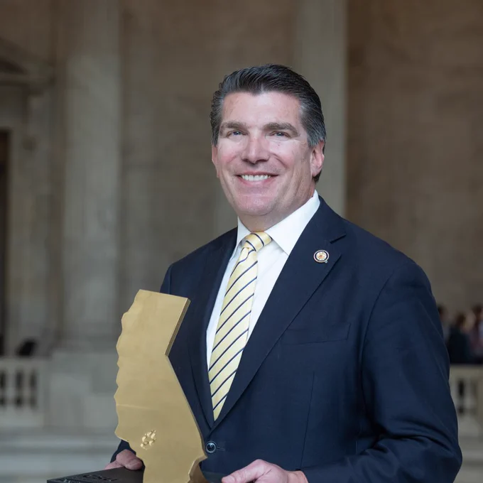 Rep. Jay Obernolte with CSU award.