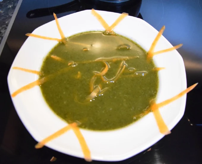 Assiette, soupe, fanes carotte, courgettes, épices, ig bas