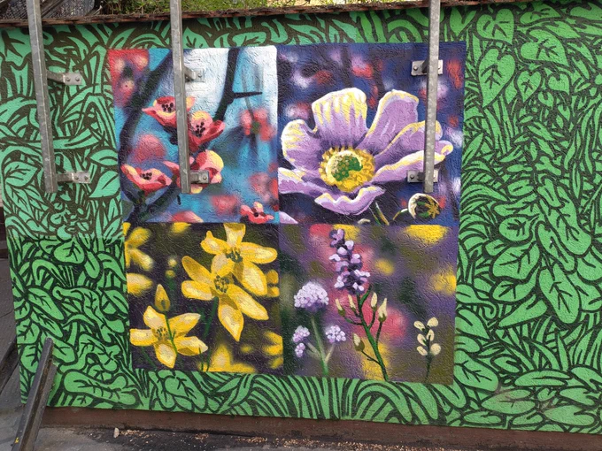 Mauer mit Zeichnungen von Blättern und Blumen.