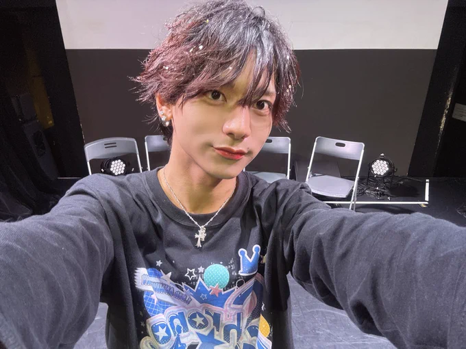 改めて1.5周年ワンマンライブお越しくださった方々ありがとうございましたーーー！！！！！！

まず自分自身一年半続くと思ってなかったので、こんなに続けられてるのはクロジェネのメンバー、運営、そしてずっと応援してくれてるみんなのおかげです。本当にいつもありがとう😢しんどいなって時もみんなに会えるからがんばれてます！結構ガチで！！！

オリジナルグッズもだんだん増えてきて、みんなとお揃いのTシャツも着れて、新曲もお披露目できて！最高の1日でしたありがとう🥹🥹🥹🥹これからはまたアクスタも缶バッジも増やしたいねー！タオルとかもほしい！あとはなんといってもパーカーです。一番欲しい。

意外とライブ中は結構思い出に浸ってました😋アンコールの時の映像見て旧SE流れて、デビューしてから今までのことたくさん思い出しちゃったよー！昔も今も楽しいのは変わんないから、ぼくは周りに恵まれているなとしみじみ思いました🙂‍↕️ありがとうばっか言ってるけど本当に思ってます！ありがとう以外で感謝を伝える言葉ない！だからずっと言ってる！日々皆に大感謝❕

改めて本日お越しくださった全ての方、本当にありがとうございました💛つぎこんな長文かくのいつかな！
またこういうおめでたいイベントできることを願ってます😖🙏

今日はありがとねー！ゆっくり休んでね！体調も崩さないでね！ご飯食べてね！お風呂入ってね！
またあした！！！！！！！！！