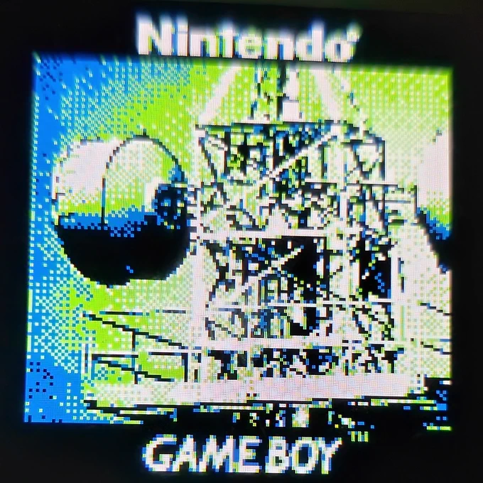 Die Großaufnahme des Sendeturms.Es sind Details des Turms, wie die Streben, erkennbar. Mit der Game Boy Kamera fotografiert. 
