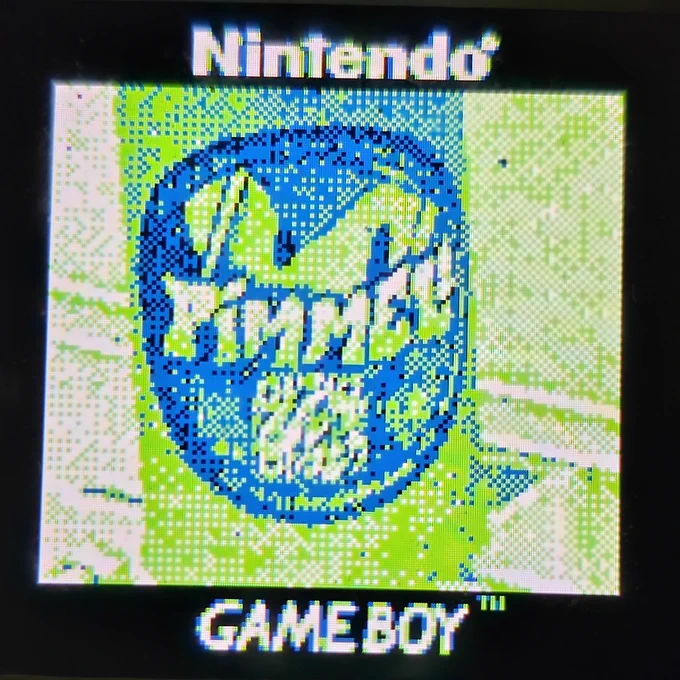 Der Pixelbeschallung-Sticker mit der Aufschrift "Pimmel", mit der Game Boy Kamera fotografiert. 