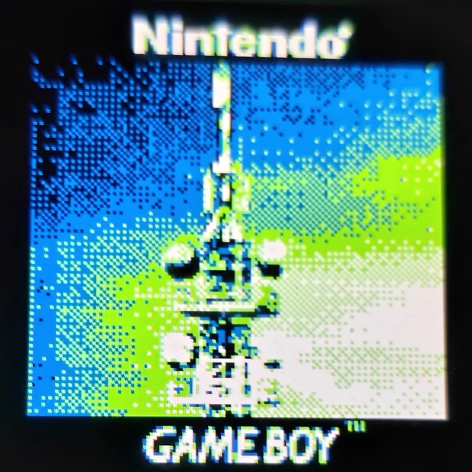 Ein Sendeturm, mit der Game Boy Kamera fotografiert. 
