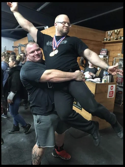 Marisz Piliński - a super heavyweight All-Time British (and Polish) record holder, also a Masters 1 lifter. Old men hug like this 😁😉 
BTW: 
 Just imagine his 430kg squat in sleeves. 