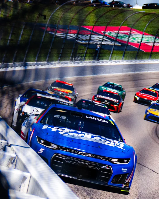 Kyle Larson leads the field at Kansas Speedway.