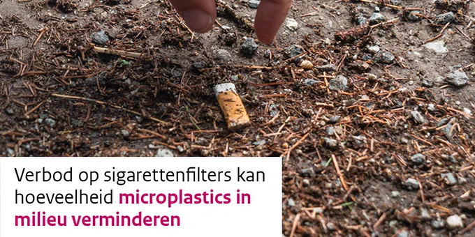 Persoon pakt sigarettenpeuk van de grond. Tekst: verbod op sigarettenfilters kan hoeveelheid microplastics in milieu verminderen.