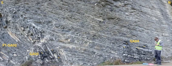 Pablo Sierra siglando las muestras paleomagnéticas obtenidas en un pliegue que afecta a la serie turbidítica en el valle del Gállego.