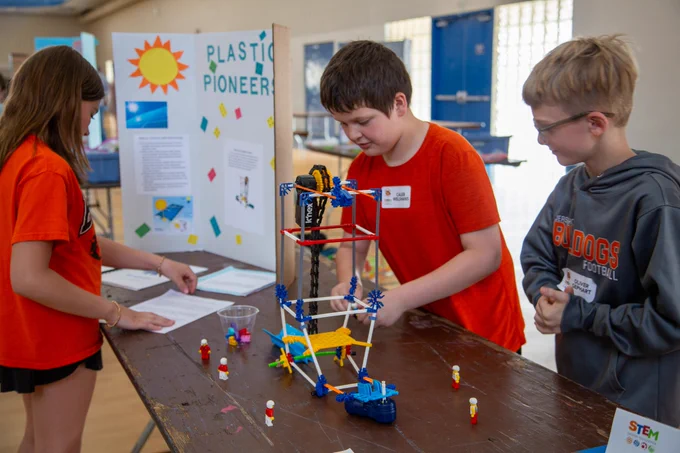 Photo of students building their KNEX creation.
