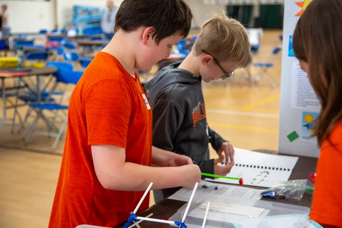 Photo of students building their KNEX creation.