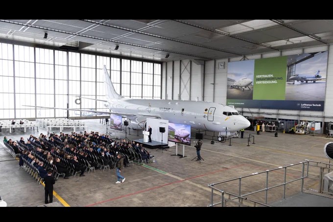 For the first time, the German Navy recently entrusted its new Boeing P-8A Poseidon maritime patrol aircraft to Lufthansa Technik Defense for scheduled maintenance. This milestone was celebrated this Monday in Hamburg at a ceremony attended by the First Mayor of the Free and Hanseatic City and the Commander of German Naval Aviation. The first checks of the state-of-the-art submarine hunters mark a turning point for Lufthansa Technik: for the first time, the company is performing work on potentially armed aircraft.