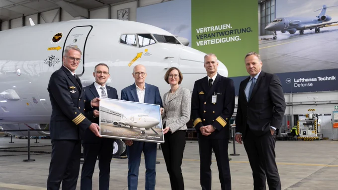 left to right: Broder Nielsen (Captain Broder Nielsen, Commander of the German Naval Aviation Command), Stefan Rauscher (group leader at the Federal Office of Bundeswehr Equipment, Information Technology and In-Service Support (BAAINBw)), Dr. Peter Tschentscher (First Mayor of the Free and Hanseatic City of Hamburg), Dr. Janna Schumacher (CHRO Lufthansa Technik), Admiral David Helmbold (Kommandeur Marineunterstützungskommando) und Soeren Stark (CEO Lufthansa Technik)