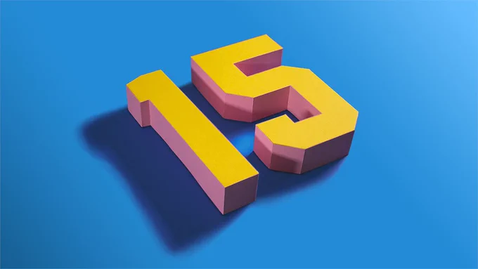 Die Zahl 15 als gelber 3D-Schriftzug auf blauem Hintergrund. Die Zahl ist schräg von vorne zu sehen und wirft einen Schatten auf den Hintergrund.
