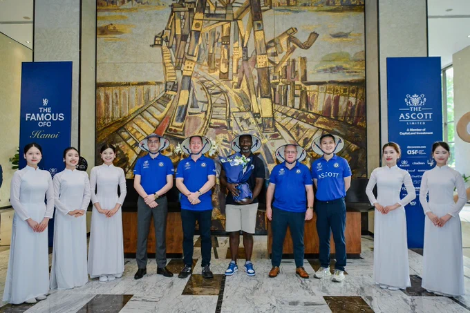 Chelsea legend Jimmy Floyed Hasselbaink arrived to the
warm welcome of Chelsea fans and Ascott leaders at
Oakwood Residence Hanoi on 17 April 2026.

Pictured (L to R): Remco Vaatstra, General Manager,
Oakwood Residence Hanoi; Haslam Preeston, Chief
Corporate Officer and Deputy Managing Director, Southeast
Asia, Ascott; Jimmy Floyd Hasselbaink, Chelsea Legend;
David Cumming, Regional General Manager, Indochina,
Ascott; Tan Gan Hup, Vice President, Marketing, Loyalty and
Partnerships, Ascott; flanked by local cultural performers.