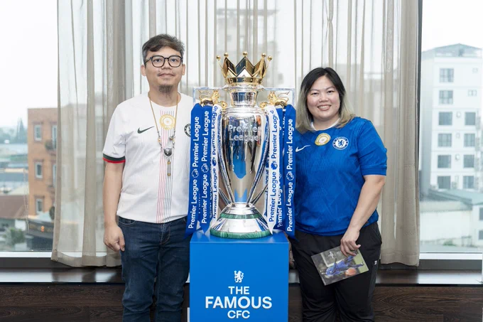 Pictured: Two Ascott Star Rewards members posing for a
picture with Chelsea’s Premier League Trophy that was on
display at the intimate meet-and-greet session at Somerset
West Point Hanoi on 18 April 2026.