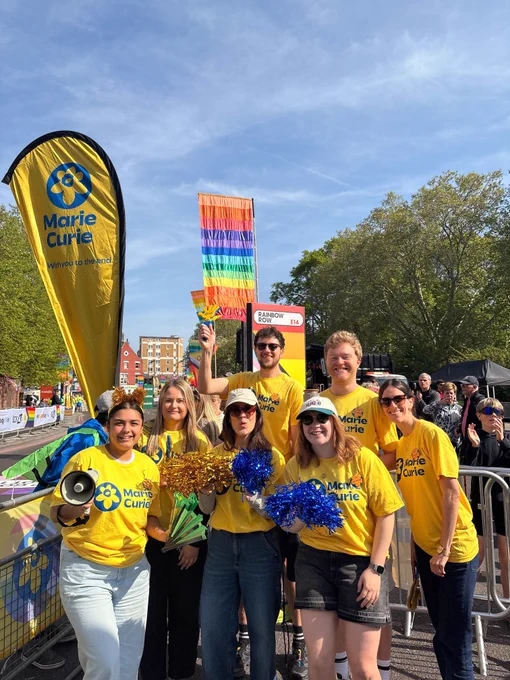 enthuse staff dressed in marie curie yellow t shirts at the cheer spot at the london marathon