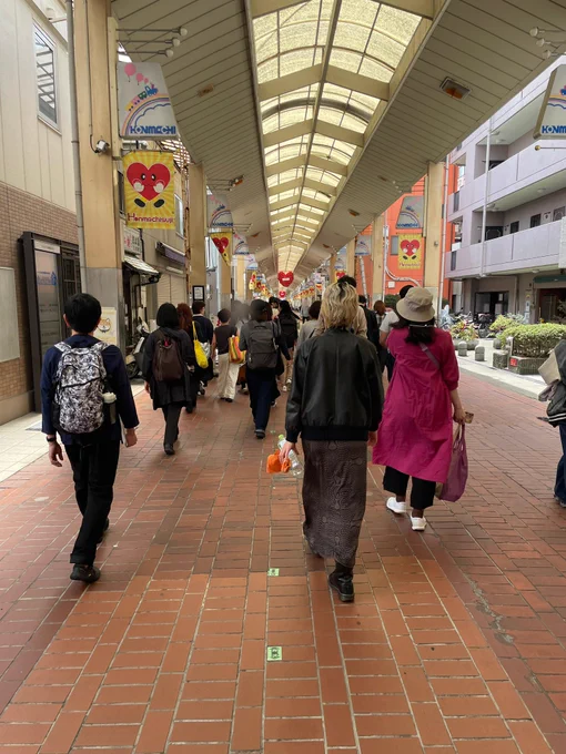 フィールドツアーの様子
20名ほどの参加者が街を歩いている後ろ姿