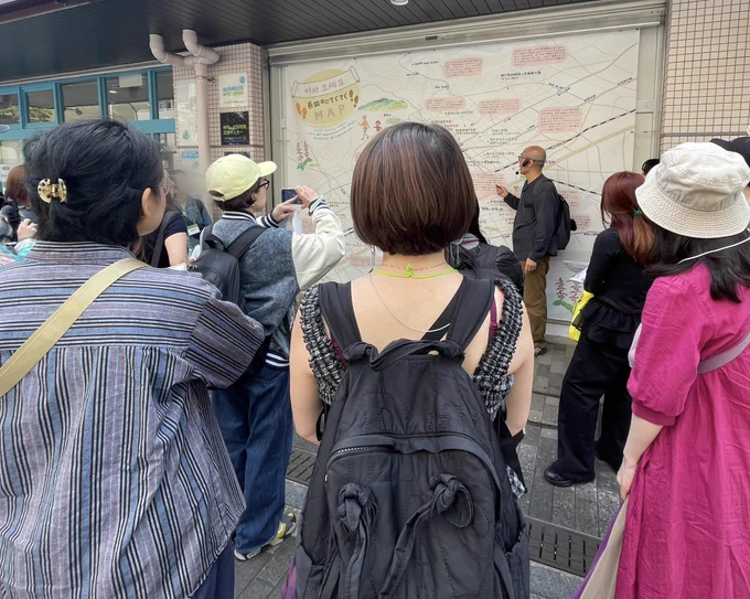 フィールドツアーの様子
20名ほどの参加者が案内人のお話を聞いている
