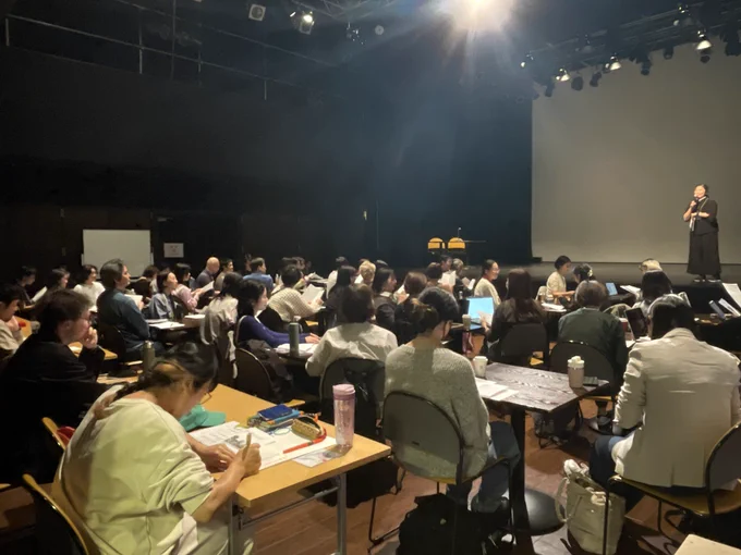 会場の様子
50人ほどの参加者が着席している