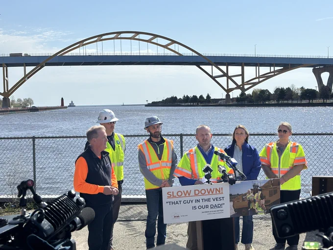 TODAY: @WisDOTsoutheast, @WTBAssociation members, and @LightTheHoan came together to put a spotlight on work zone safety. 

And tonight, that light will shine orange across the Hoan Bridge reminding everyone to slow down and pay attention. Every driver makes a difference