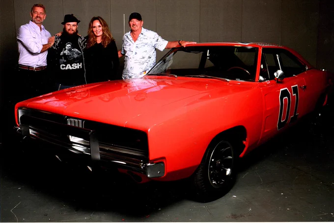 (auf der London Film and ComicCon 2018)

Ein Duke kommt selten allein (Originaltitel: The Dukes of Hazzard) ist eine Fernsehserie aus den USA, die im fiktiven „Hazzard County“ in Georgia spielt. Die Serie wurde von 1979 bis 1985 produziert und erfolgreich ausgestrahlt. Sie zog bis heute neben zahlreichen Merchandise-Artikeln eine Spin-off-Serie, eine Zeichentrickserie, zwei Fernsehfilme, vier Videospiele und einen Kinofilm nach sich.