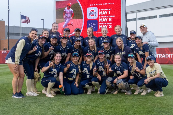 Akron Team photo after 9-5 win over Ohio State