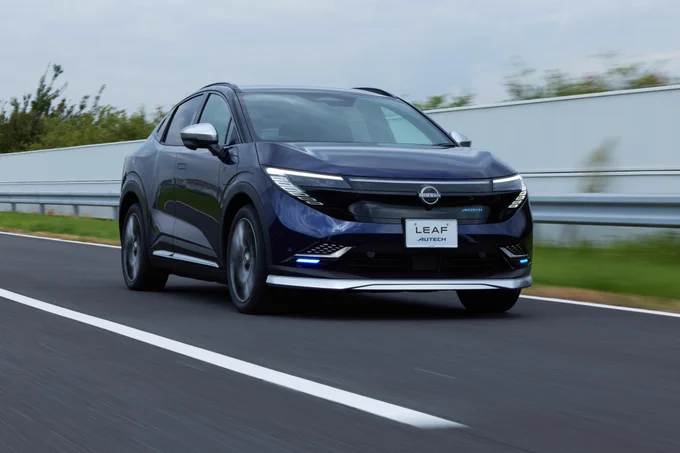 日産リーフ オーテック の走行シーンを斜め前から撮影した画像
©日産モータースポーツ＆カスタマイズ株式会社