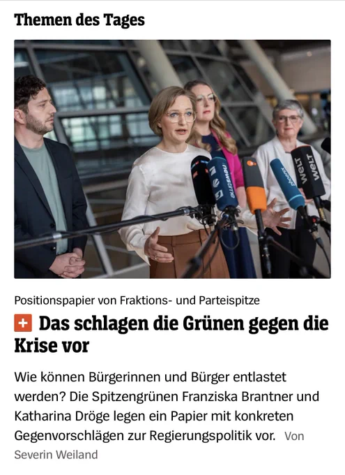 Screenshot aus dem SPIEGEL-Artikel vom 22.4.2026 mit der Überschrift: Positionspapier von Fraktions- und Parteispitze: Das schlagen die Grünen gegen die Krise vor. Darunter ein Foto von Franziska Brandner, Katharina Dröge, Felix Banaszak und Britta Haßelmann, und der Text: Wie können Bürgerinnen und Bürger entlastet werden? Die Spitzengrünen Franziska Brantner und Katharina Dröge legen ein Papier mit konkreten Gegenvorschlägen zur Regierungspolitik vor.
