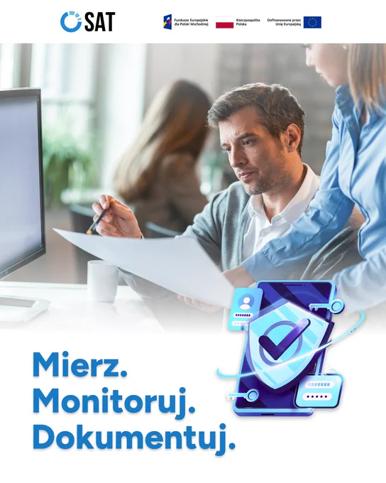 Mierz, monitoruj i dokumentuj. Dwie osoby analizują dokument przy komputerze, obok symbol tarczy z haczykiem oznaczający kontrolę i zgodność.
