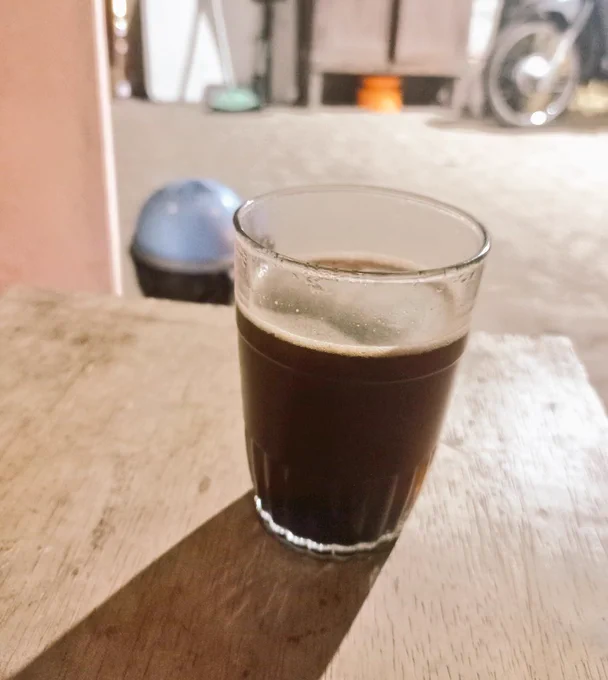 Kopi tubruk adalah metode penyeduhan kopi tradisional khas Indonesia, di mana bubuk kopi (biasanya robusta) langsung diseduh dengan air panas di dalam gelas tanpa disaring. Ciri khasnya adalah ampas kopi yang mengendap di dasar gelas, menciptakan aroma kuat, rasa pekat, dan autentik. Istilah "tubruk" berasal dari bahasa Jawa yang merujuk pada "tabrakan" bubuk kopi dan air panas (SC: Wikipedia)