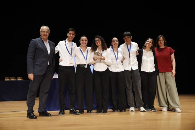 Els nois i noies de l'Institut Vila-seca, un cop proclamats campions.