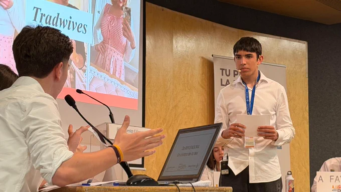 Un dels membres de l’equip vila-secà, durant un dels debats de la fase final.