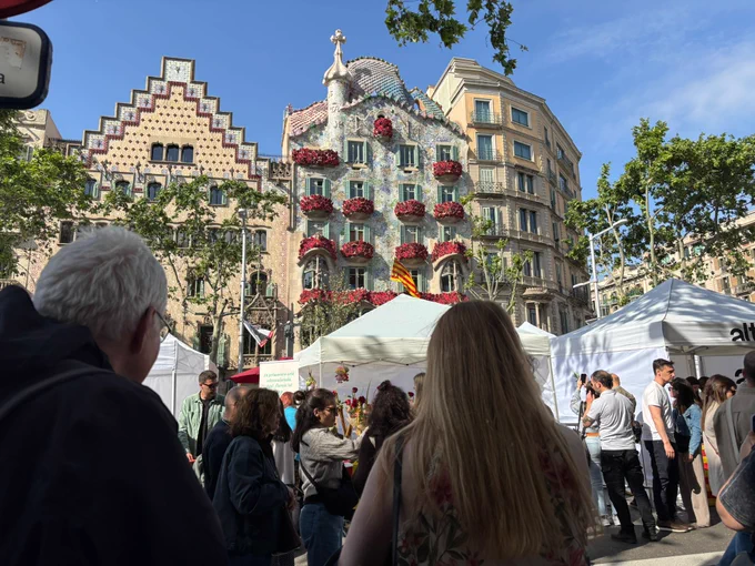 Foreign journalists visiting Barcelona for Sant Jordi, in front of Casa Batlló