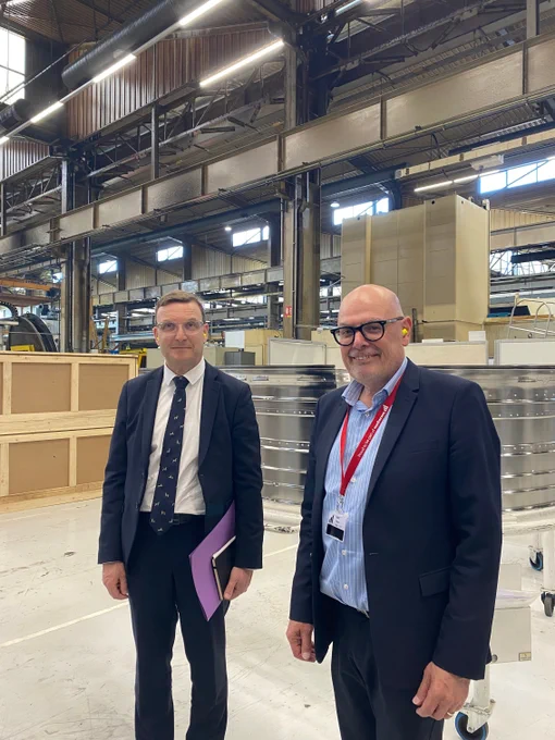 Le sous préfet de Brive et le directeur de l'usine dans l'usine Deshors