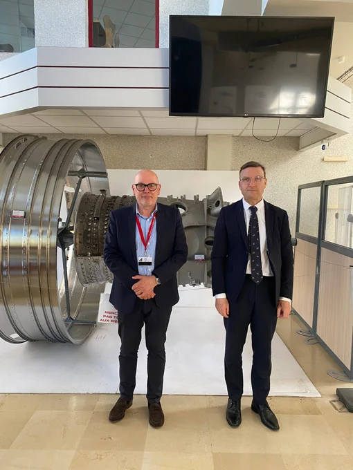Le sous préfet de Brive et le directeur de l'usine dans l'usine Deshors
