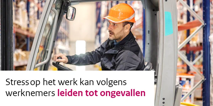 Man met oranje veiligheidshelm bestuurt een heftruck in een magazijn; tekst meldt dat stress op het werk volgens werknemers kan leiden tot ongevallen.