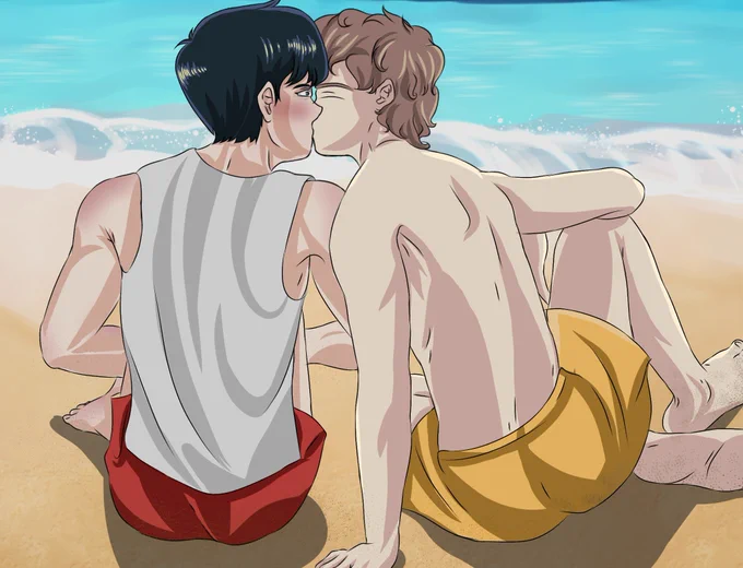 🇺🇸🇬🇧
Nakamura and Hirose are on a beach, kissing. Nakamura has black hair, is visibly blushing with embarrassment, and is wearing a white t-shirt and red shorts. Hirose has messy hair and appears completely uninhibited, shirtless, wearing only orange shorts.

🇧🇷🇵🇹
Nakamura e Hirose em uma praia, se beijando. Nakamura tem o cabelo preto, está visivelmente corado pela vergonha e veste uma camiseta branca e uma bermuda vermelha. Hirose tem o cabelo despenteado e se mostrando completamente desinibido, sem camisa, apenas com uma bermuda de cor alaranjada.