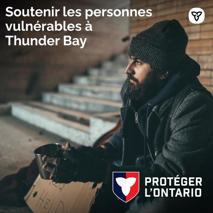 Photo d’un homme assis sur le trottoir. Texte : Soutenir les personnes vulnérables à Thunder Bay
