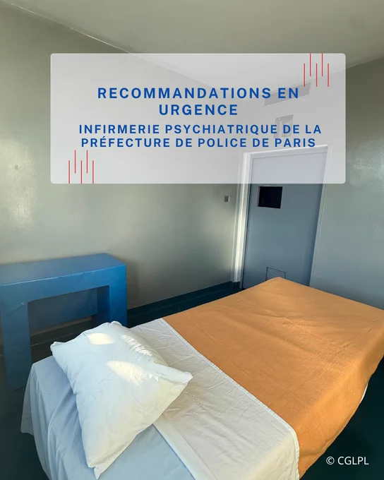 Vue d’une chambre de l'infirmerie psychiatrique de la préfecture de police de Paris. Au centre trouve un lit fixé au sol, doté de draps, d'une couverture et d'un oreiller. Une table "repose-plateau" en mousse plastifiée est contre le mur. Au fond, la porte de la chambre est dotée d'un oculus. Le texte "Recommandations en urgence – Infirmerie psychiatrique de la préfecture de police de Paris" est inscrit sur l'image (crédit photo : CGLPL).