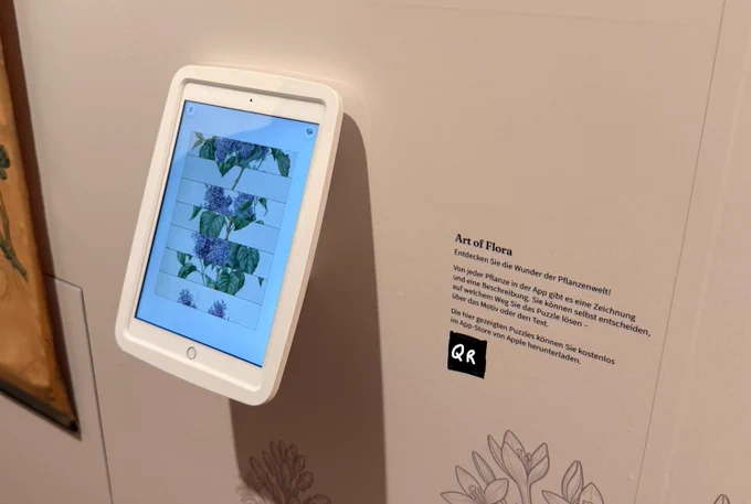 An iPad running Art of Flora. A text next to it says (German)

Art of Flora
Entdecken Sie die Wunder der Pflanzenwelt!
Von jeder Pflanze in der App gibt es eine Zeichnung und eine Beschreibung. Sie können selbst entscheiden, auf welchem Weg Sie das Puzzle lösen - über das Motiv oder den Text.
Die hier gezeigten Puzzles können Sie kostenlos im App-Store von Apple herunterladen.