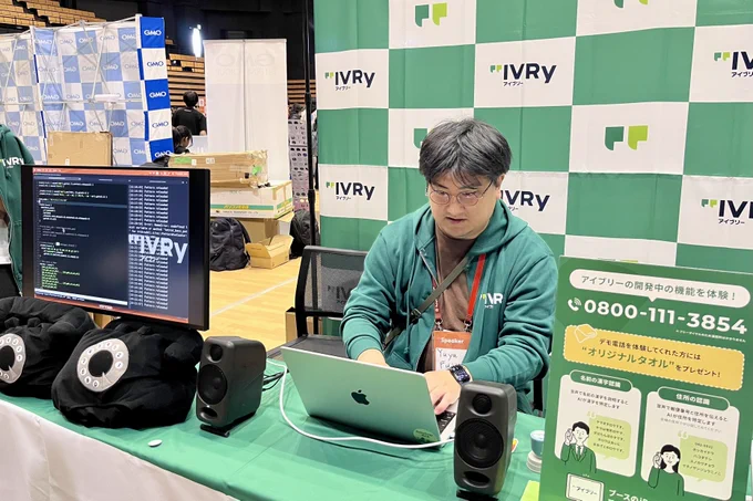 IVRyの展示ブースで、ノートパソコンを操作するasonasとデモ機材