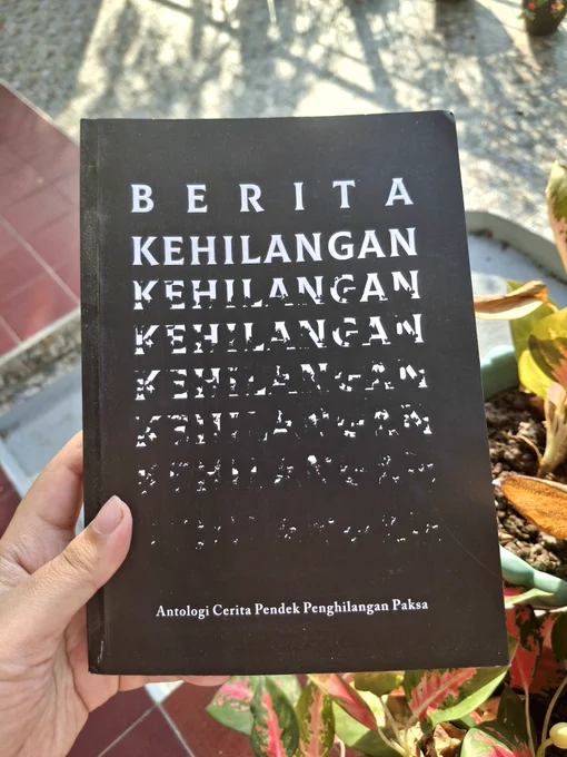 Foto buku berjudul Berita Kehilangan: Antologi Cerita Pendek Penghilangan Paksa. Sampul bukunya hitam dengan judul Berita Kehilangan dicetak dengan teks putih. Judul tersebut dicetak berulang-ulang, tetapi semakin ke bawah, huruf-hurufnya semakin memudar dan menghilang.