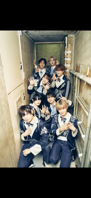 クロノ★ジェネシスのメンバー全員が楽屋通路で集合写真を撮っている画像 皆良い笑顔 以下神崎詩のワンマンライブの感想

1.5周年、ありがとうございます、皆の目にはどう移りましたか、あなたの感情を動かすライブができたでしょうか。

クロノ★ジェネシスは、2024年の9月1日、世間にほぼ知られる事無くデビューしました、吉祥寺クラブシータで、イベントの最初！トッパーです、当時の僕達はトッパーでライブをする事は誇らしい事だと思っていました、楽屋裏のモニターを見ながら、会場に人が沢山いて、こんなに多くの人が！期待と、緊張と、不安と、楽しみと、色々な感情を交えながら、本番10分前には緊張したまま通路にいました。

迎えた本番、客席に人はほぼいませんでした、今となってはそれもそのはず、最前交渉で全てのグループのファンが集まった会場、みんなが見てくれるものだと思っていました。現実と、不安を思い知りました。綺麗なデビューとは言えなかったと思います。悔しかったし、寂しかったです。それもそのはず、前世があるメンバーもいなければ、地下アイドルの事を理解していませんでした。

だけどそれから少しづつ、1人でも動員で見てくれる人がいる日、見てくれる人が運営しかいない日、特典会を0人の中立ち尽くすだけの日、惨めだと思ったり、活動してる意味を問う日もずっとありました。そんな中で、一緒に励ましあって、すこしでも良くしようと頑張ってくれたメンバーのお陰で、動員が少なくてもライブの反省、もっと見てもらうための日々の活動、実る可能性が薄くても、希望を抱いて努力しあえる仲間と出会う事ができました。やめてしまった仲間も、離れてしまったファンも、全員のおかげで、少しづつではあったけど、成長してこれました。

1周年ワンマン、新メンとして入ってくれた5人、本当に感謝しかないし、大好きです。友達で、仲間だし、家族だし、人生です。各々に夢も、目標も、色んな感情があると思います、その中で、クロジェネとして活動してくれる決断をしてくれた皆を、絶対に間違いにしたくなくて、戸惑いも不安も、全部背負う覚悟で生きた半年でした。

各々の努力、実力、運、全てあると思うけど、節目のワンマンで、虹色に光るペンライトを見た時は、続けてきてよかったなと報われる気持ちになりました。
本当に、お越しくださった皆様、ありがとうございました。