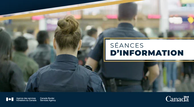 Deux agents des services frontaliers surveillent une foule à l'aéroport
