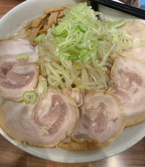 こってりらーめん"なりたけ"
津田沼をはじめとして、幕張、本八幡、錦糸町、池袋、福岡、過去にはパリにも店舗を構えた背脂系ラーメンの大家。ショー・サイトウは高校生の頃から"
なりたけ"を愛し、津田沼へ赴いた際は"なりたけ"とタワーレコードへ必ず立ち寄る。