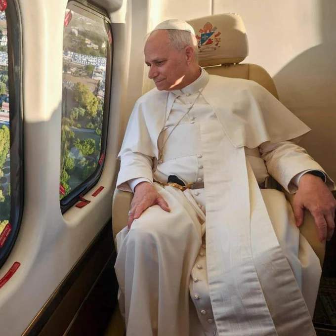 Papa Leone XIV in elicottero.