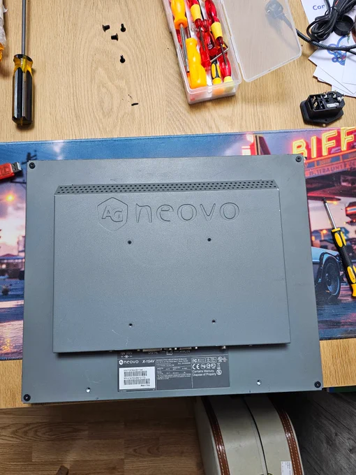 Die Rückseite eines Neovo Monitors. 