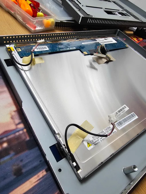 Das Panel des Monitors. Die Anschlüsse der Kaltkathodenröhren (Hintergrundbeleuchtung) sind abgesteckt. 