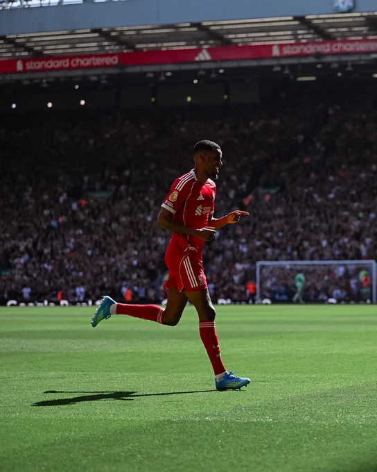Photography of Alexander Isak celebrating his goal against Crystal Palace.