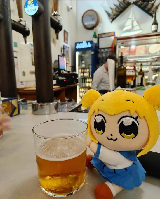 Un peluche de Popuko amarrado a un vaso de cerveza en un bar español. Es una foto del Instagram del autor.