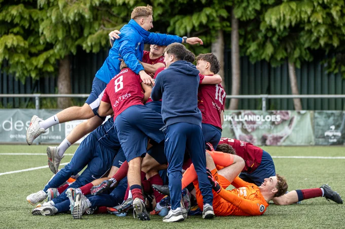 Cardiff Met celebrate winning the FAW National Academi Development League Play-Off. 